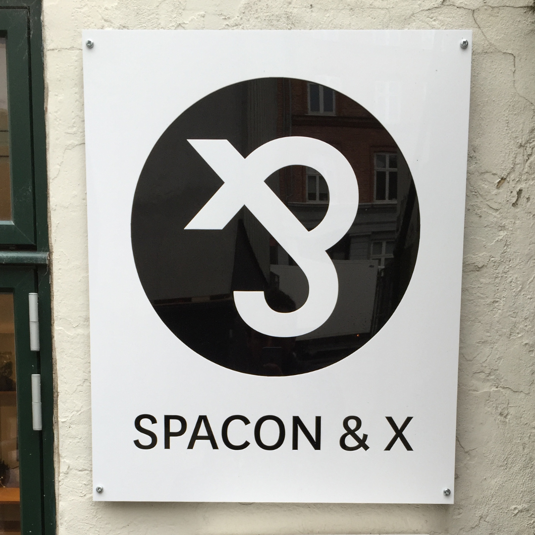 Space & X logo skilt
